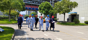 浙江醫(yī)藥總裁呂春雷對園區(qū)一線員工進(jìn)行高溫慰問