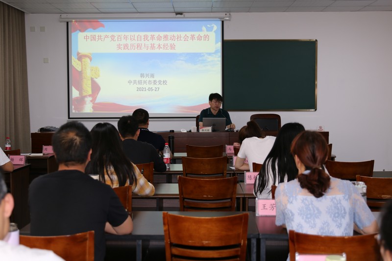 1622592240673455J51a.jpg 老師授課.jpg